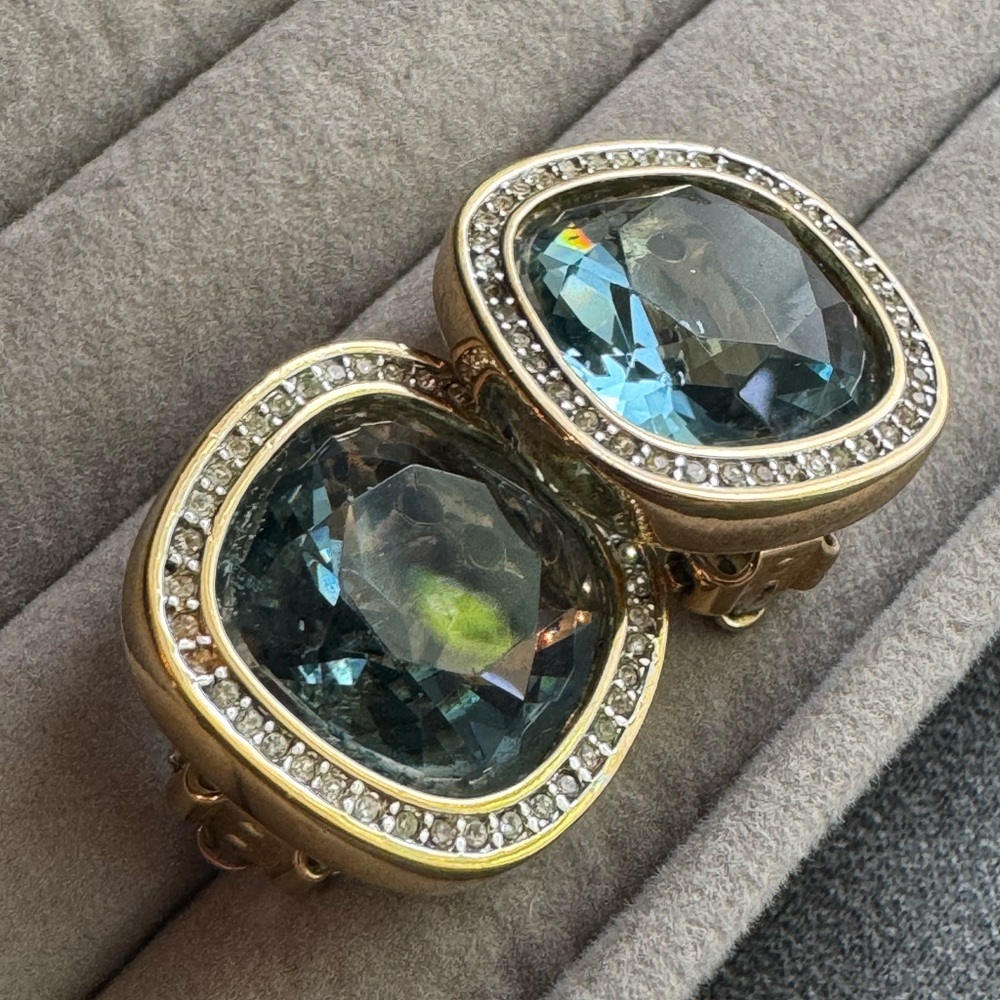 D S Co. Daniel Swarovski SAL Gold Tone Blue White Crystal Clip On Earrings0.7/8”